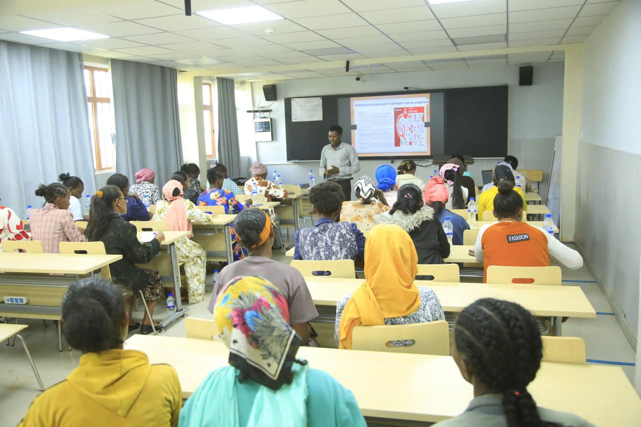 Leenjiin Hubannoo Uumuu Dhibee Kaanserii Harmaa Dursanii Adda Baasuu irratti Dubarttoota kutaalee Bulchiinsa Magaalaa Naqamtee keessaa dhufaniif Kenname